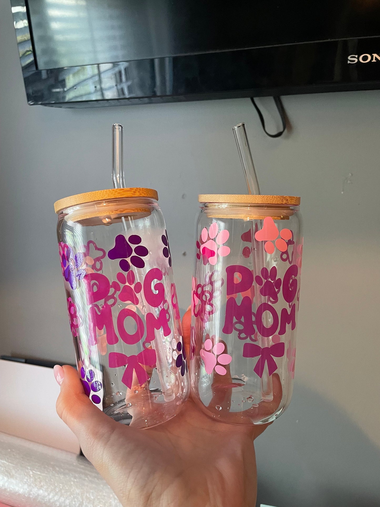 Dog Mom Colour - Changing Libbey Glass | Bamboo lid & glass straw